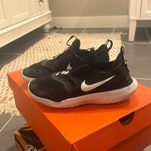 Nike flex runners size 2y